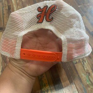hooters hat in good condition